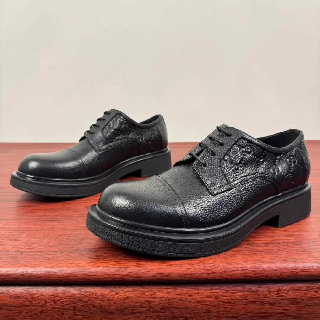 Batch 800 Gucci/Gucci new men's lace-up shoes with GG details, matte cow leather derby shoes! The design of this men's lace-up shoe is rooted in the brand's heritage. Crafted from premium waxed cow leather, it is embellished with GG printed embossed suede leather details, a nod to Gucci's iconic monogram. The rubber sole decorated with GG pattern adds a touch of modern fashion to this design. Typical three-joint style design. European and American classic version, full calfskin lining. The overall upper texture is soft and the lining is comfortable and breathable. 2CM thickened soft rubber sole, easy to control. Versatile and stylish upper foot, multiple colors available to meet different matching needs, complete package! Size: 39-40-41-42-43-44 leather shoe size (can be customized to 38.45.46) Item number: 7826Z cowhide pebbled pattern